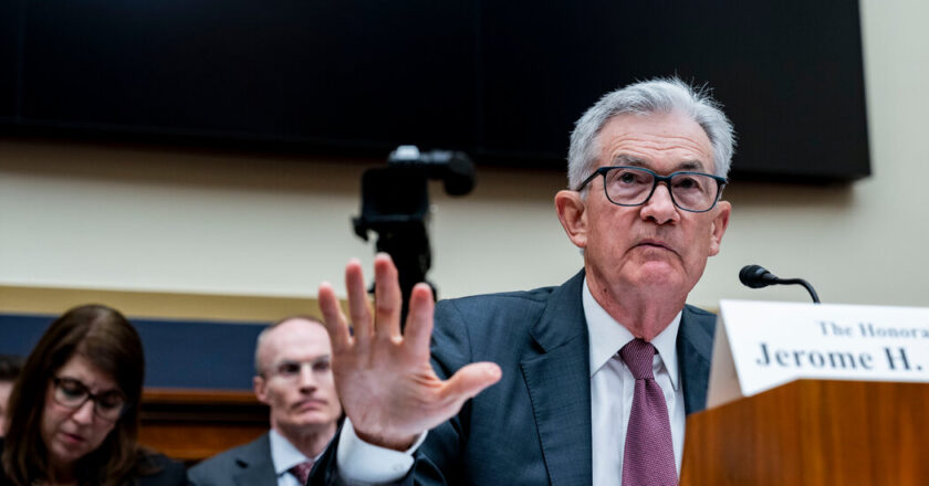 Powell Tells Congress to Expect Interest Rates to Rise Again