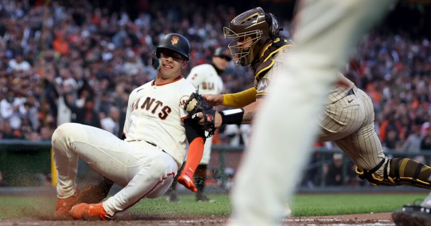 Controversial call helps Giants, leaves Padres angry