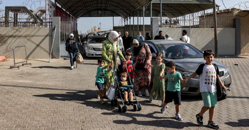 Foreign Nationals Start to Leave Gaza at Egyptian Border