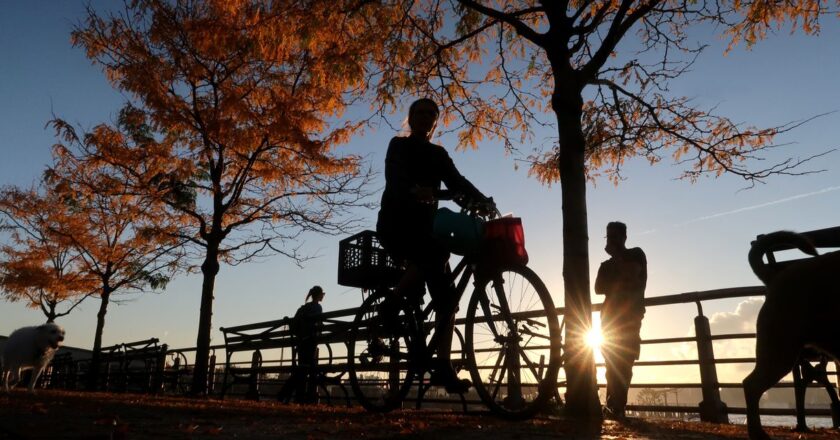 How the ‘Fall Back’ From Daylight Saving Time Makes Seasonal Depression Worse