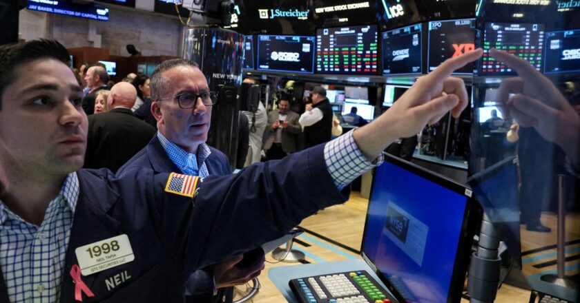 S&P 500, Nasdaq Extend Win Streaks