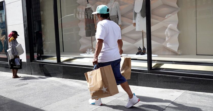 U.S. Retail Sales Fall for First Time Since March as Holiday Season Approaches