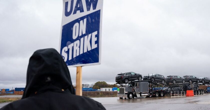 UAW Workers at GM’s Largest Plant Back Labor Pact, Boosting Deal’s Chances