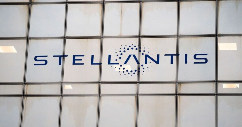 Stellantis, CATL in Talks for EV Battery Supply Deal With JV Potential