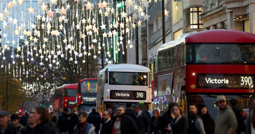 U.K. Consumer Confidence Rebounds Ahead of Key Holiday Season