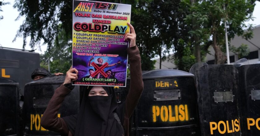 Coldplay concert in Malaysia can be stopped by organizers if the band misbehaves, government says