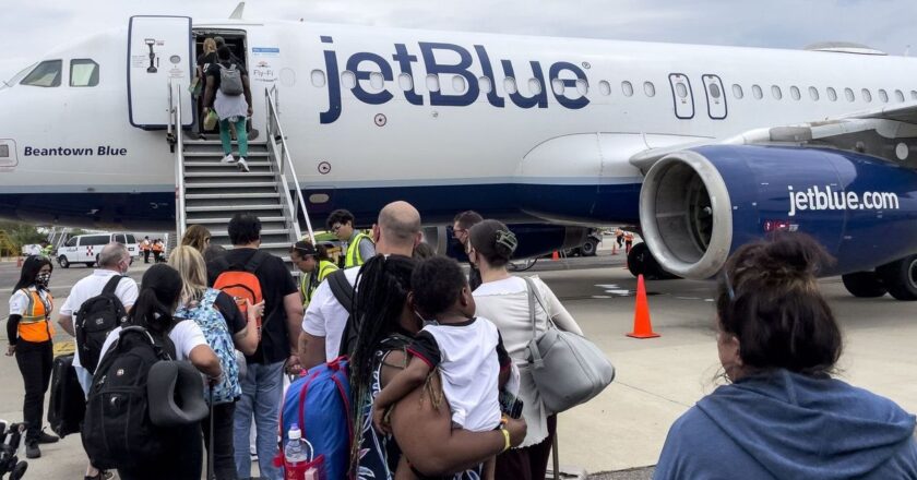 JetBlue Airways Lifts 4Q Forecasts on Strong Holiday-Travel Demand