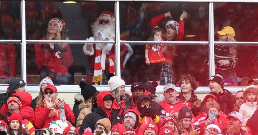 Taylor Swift spends Christmas Day cheering for Travis Kelce at Chiefs game