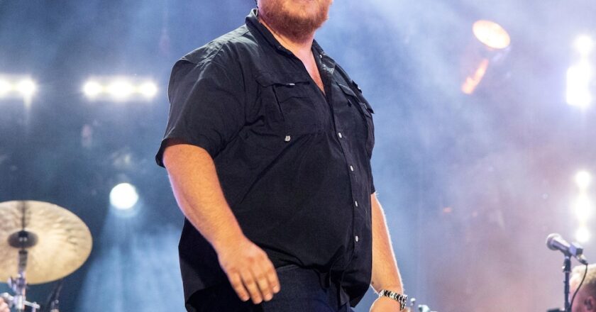 Luke Combs helping a fan who almost owed him $250,000 for selling unauthorized merchandise