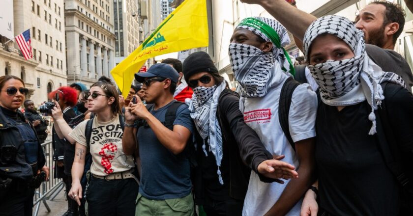 Brooklyn Bridge shut down by hundreds of pro-Palestinian protestors